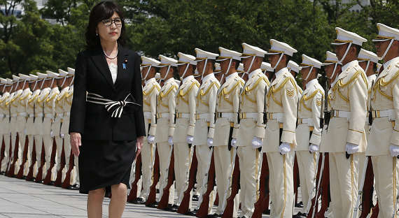 Министра обороны Японии обвинили в мошенничестве