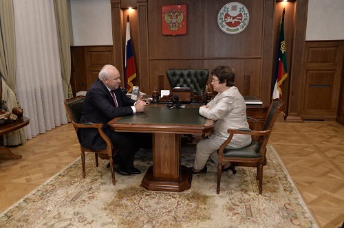 Глава Хакасии провел рабочую встречу с депутатом Госдумы Надеждой Максимовой
