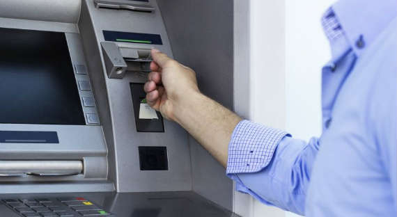 В Омске будут судить полицейского, укравшего из банкомата деньги