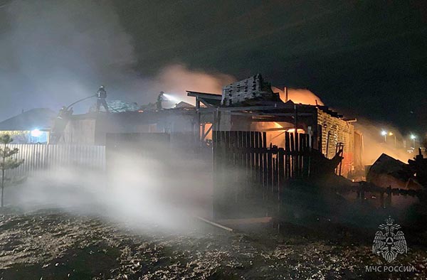 В Абакане из-за упавшей электроопоры возник масштабный пожар