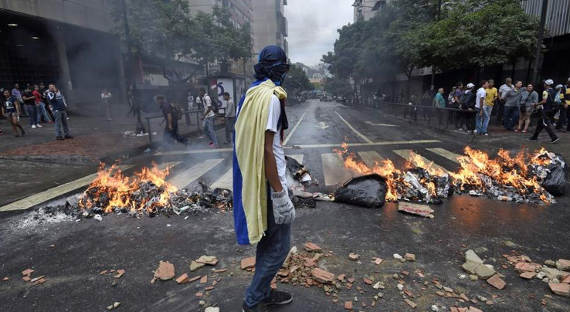 Неизвестные обстреляли протестующих в Каракасе
