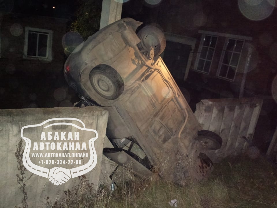 В Хакасии машина встала на дыбы