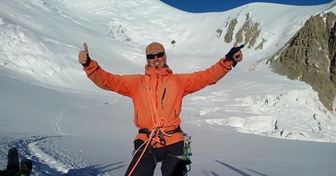 Российский альпинист погиб на Эвересте и будет похоронен в Гималаях