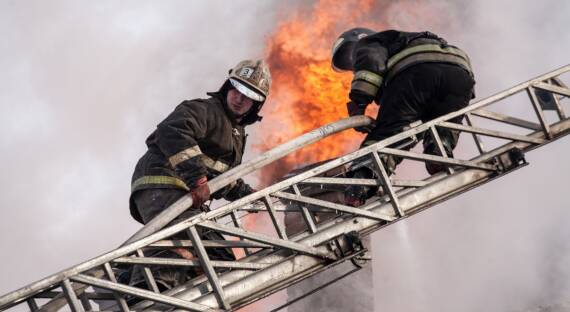 При пожаре в захламленной квартире в Екатеринбурге заживо сгорела пенсионерка