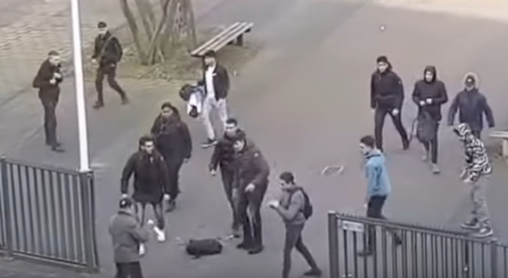 Студенты в Нидерландах избили неизвестного, вооруженного ножами (ВИДЕО)