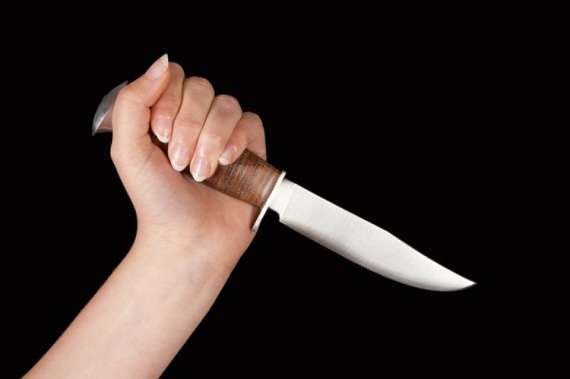 Жительница Черногорска пришла к судебным приставам с ножом