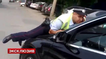 В Саяногорске водитель пытался при задержании задавить полицейского