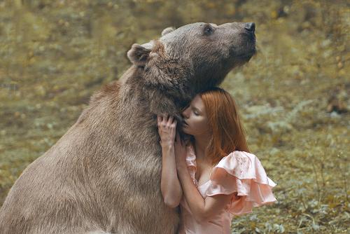 Медведица взяла в заложницы россиянку