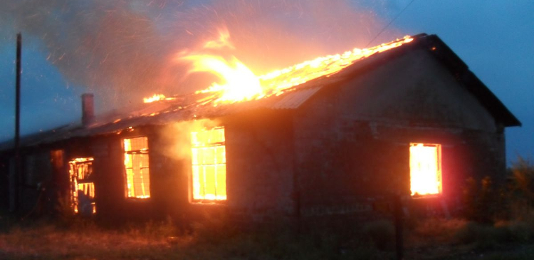 Удар молнии спалил школу в Омской области