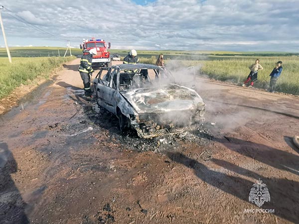 На озере Белё у отдыхающих сгорела иномарка