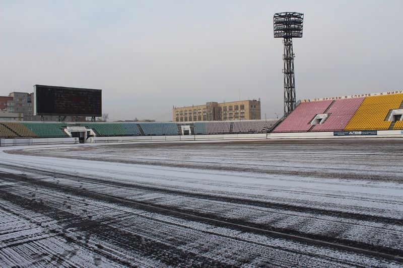 На стадионе «Саяны» в Абакане круглосуточно заливают лед