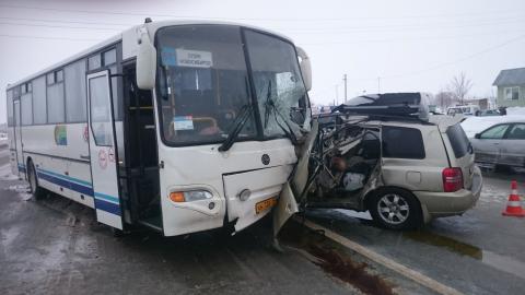 На трассе Новосибирск-Ташента столкнулись автобус и джип: один человек погиб, четверо ранены