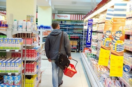Госдума может обязать убрать из магазинов ценники не в рублях