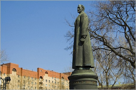 Зюганов просит Путина вернуть на Лубянку памятник Дзержинскому
