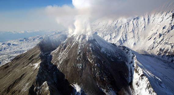 Камчатский вулкан выбросил столб пепла высотой в 6 км