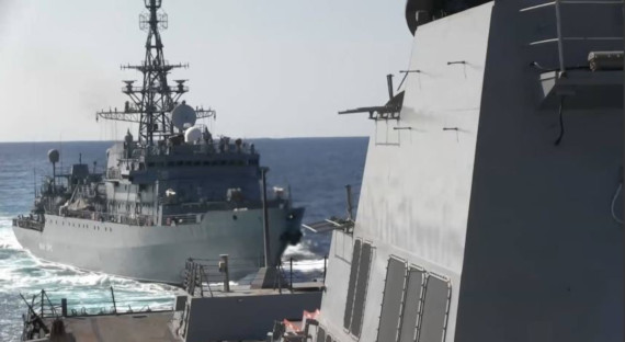 В Аравийском море опасно сблизились российский и американский корабли