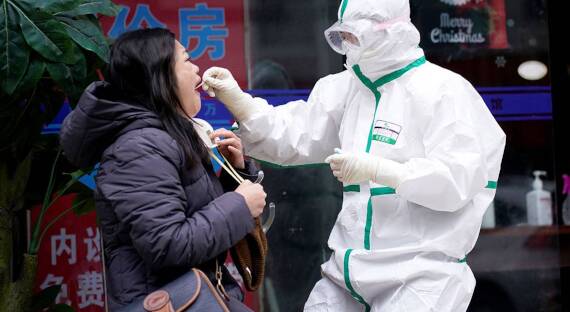 В Китае отмечена первая с апреля массовая вспышка COVID-19