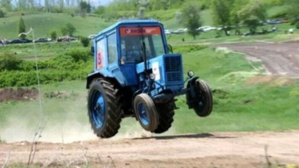 Трактор, автомобиль и уголовное разбирательство добавят адреналина жителям Хакасии