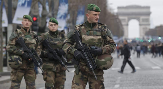 Макрон пообещал наказать военных, призывающих остановить исламизацию Франции