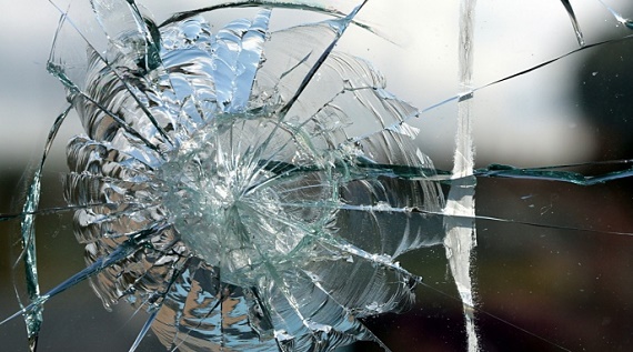 В Хакасии пьяный мужчина разбил стекло "Лексуса" бутылкой шампанского
