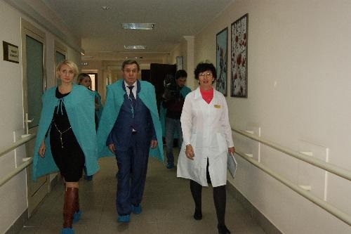 Глава Новосибирской области изучил перинатальный центр Хакасии