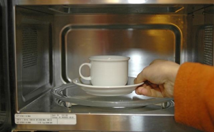 Учёные разгадали секрет "невкусного" чая из микроволновки