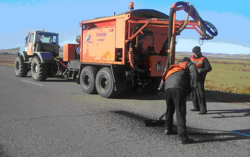 В Хакасии делают ямочный ремонт и заливают трещины в дорогах