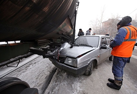 Сегодня в Красноярске легковой автомобиль занесло под поезд (ФОТО)