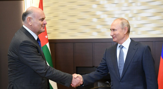 Путин встретился в Сочи с лидером Абхазии
