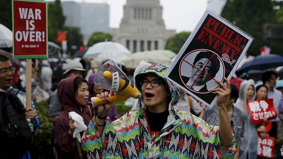 Японцы протестуют против "воинственной конституции"
