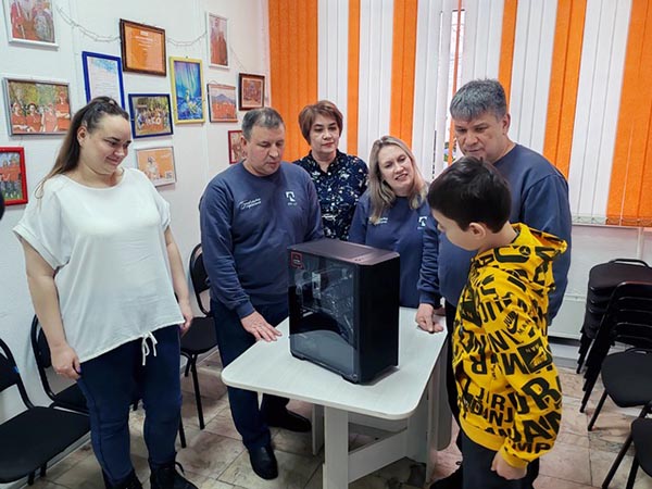 Дима Ельков получил компьютер для учебы благодаря волонтерам РУСАЛа