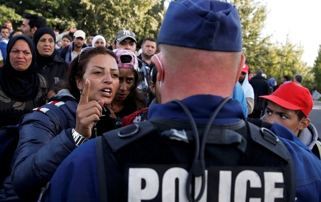 Венгерская полиция пытается остановить орды мигрантов