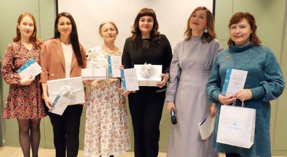 Активисток женского центра «Атмосфера» наградили перед праздником
