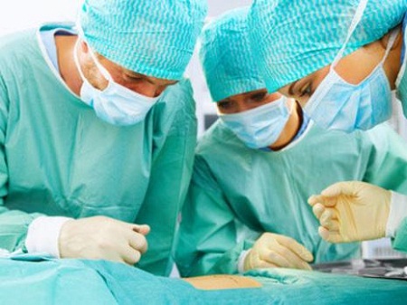 Сибирские хирурги провели операцию на открытом мозге