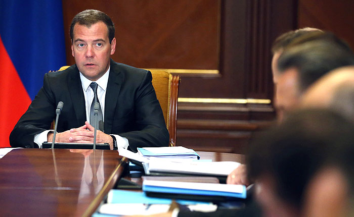 На совещании в присутствии главы Хакасии Дмитрий Медведев пообещал поддержку регионам