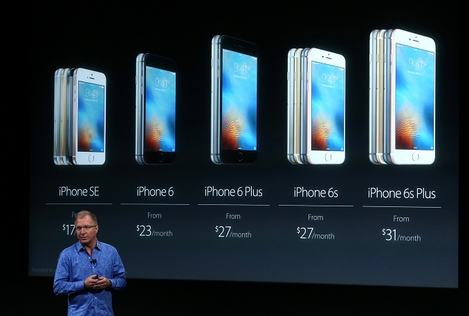 Apple представила уменьшенные "айфон" и айпэд"