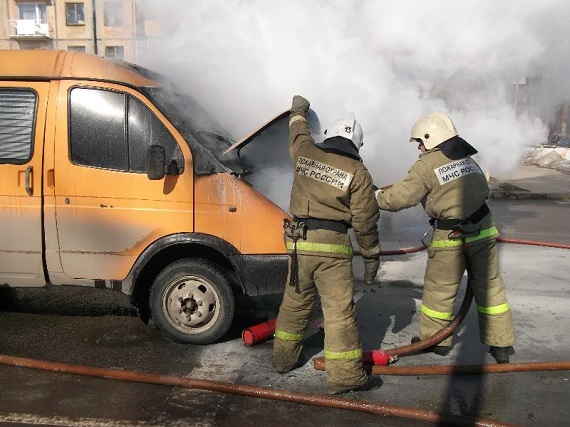 В разгар дня в Абакане загорелась пассажирская «Газель»