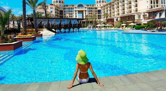 Курорты и авось: Россияне продолжают ездить в Турцию, несмотря на COVID-19