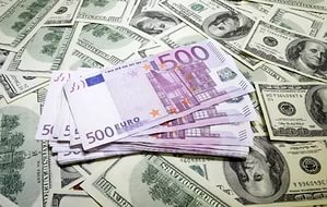 Евро впервые за две недели пробил отметку в 72 рубля, доллар уже выше 65
