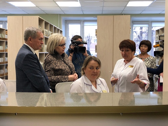 В республиканской больнице обновилась регистратура и гардероб (ФОТО)