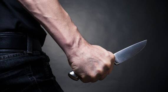 Житель Челябинска напал с ножом на посетителей магазина