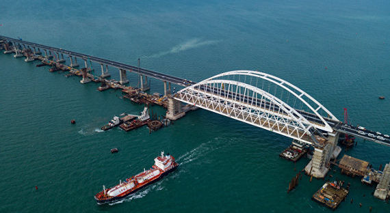 Строительство автодорожной части Крымского моста завершено