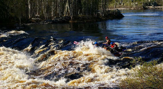 Десятки беспечных туристов-экстремалов спасли на реке в Якутии