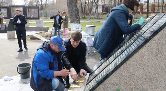 Металлурги навели порядок в парке Победы Саяногорска