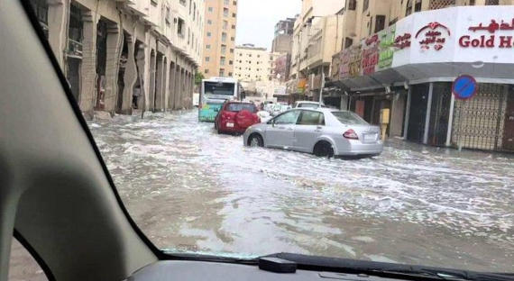 Впервые за десять лет в Катаре прошел сильный ливень