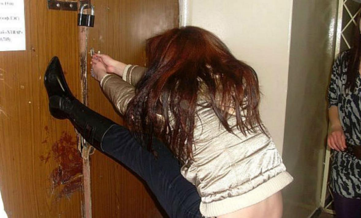 Пьяные девушки пришла домой. Девушка ломится в дверь. Пьяные женщины в квартире. Девушка у двери.