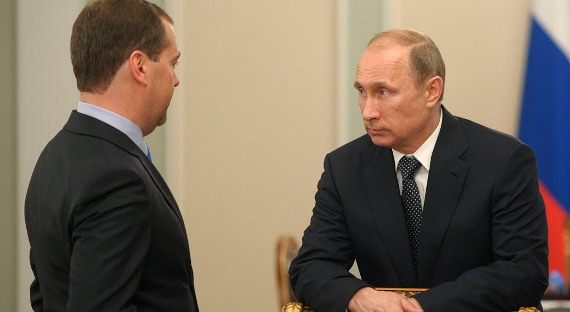 Путин поручил правительству решить проблемы с зарплатами медиков