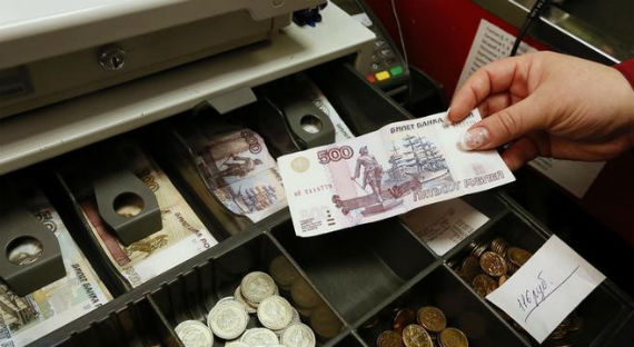 В Абакане продавщица прикарманила 20 тысяч рублей из кассы