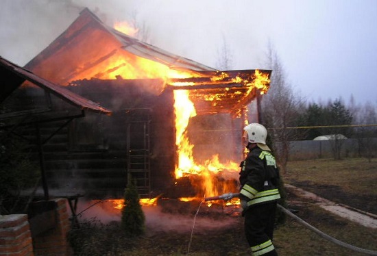 За выходные в Хакасии произошло 3 пожара: горели дома и баня