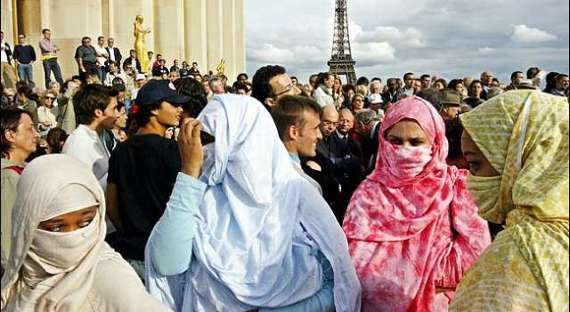 Женщин в хиджабах не пустили в детский сад во Франции